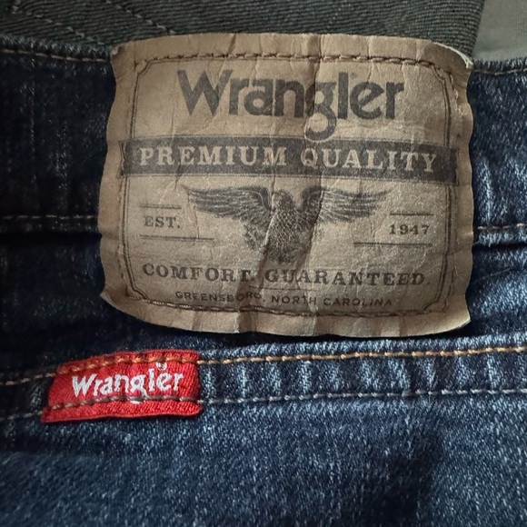 Wrangler Relaxed Fit Denim Jeans Dark Wash Men Size 40X29 EUC - Picture 3 of 4
